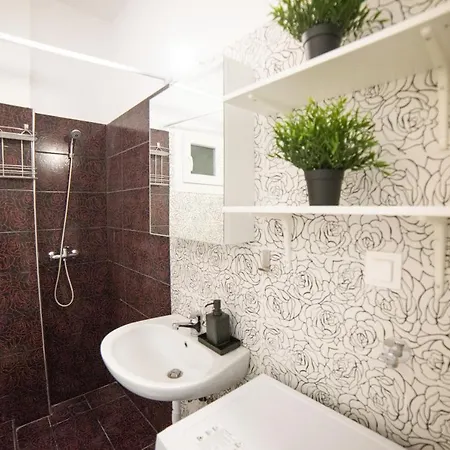 Chris & Mary Comfort 2 * Skála Neón Epivatón